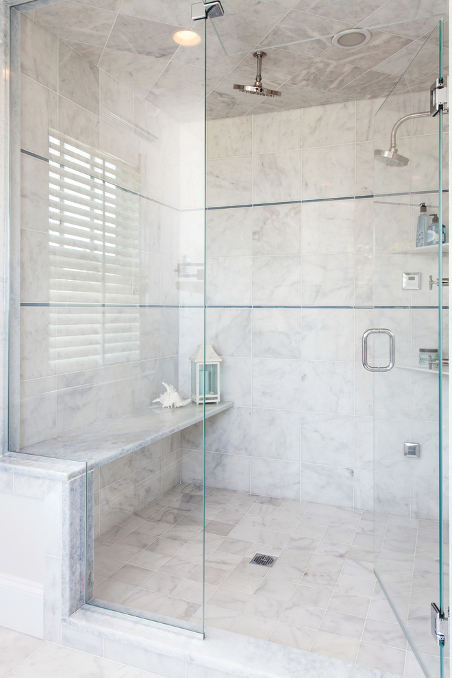 Réalisation d'une salle de bain principale tradition avec un lavabo encastré, un placard avec porte à panneau encastré, des portes de placard blanches, un plan de toilette en marbre, une douche double, un carrelage gris, un carrelage de pierre, un mur blanc et un sol en marbre.