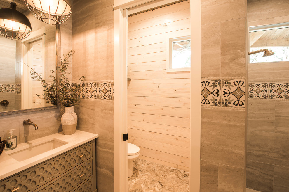 Esempio di una stanza da bagno padronale country con ante in legno chiaro, doccia aperta, piastrelle grigie, piastrelle in ceramica, pavimento in cemento, lavabo sottopiano, top in marmo e top bianco