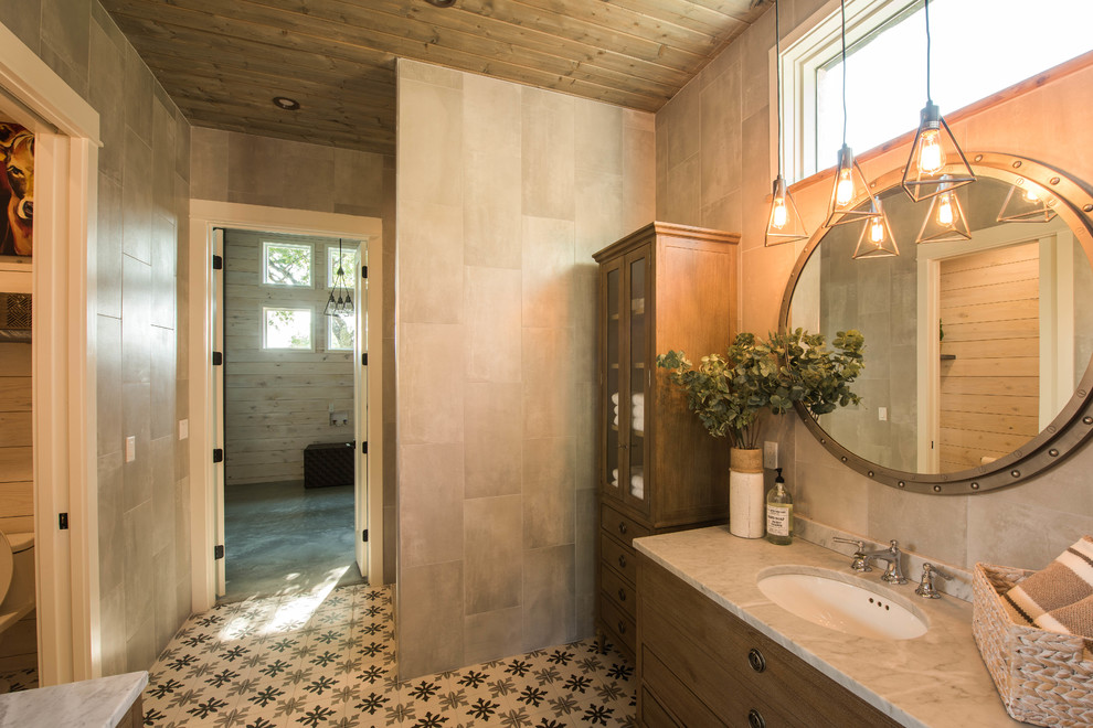 Idée de décoration pour une salle de bain principale champêtre en bois brun avec un carrelage gris, des carreaux de céramique, un lavabo encastré, un plan de toilette en marbre, carreaux de ciment au sol, un sol multicolore, un plan de toilette gris et un placard à porte plane.