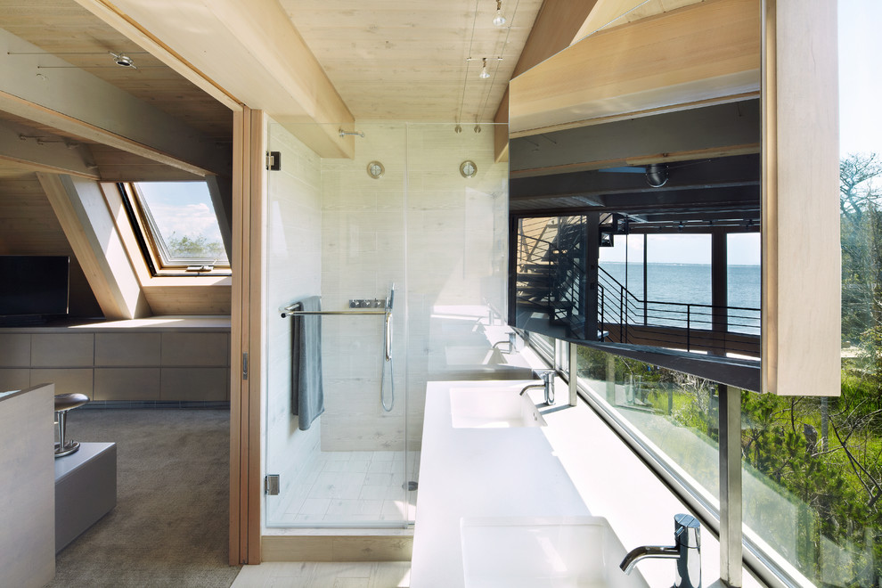 Inredning av ett modernt litet en-suite badrum, med ett undermonterad handfat, en dusch i en alkov, beige väggar, ljust trägolv, släta luckor, skåp i ljust trä, bänkskiva i kvarts, beiget golv och dusch med gångjärnsdörr
