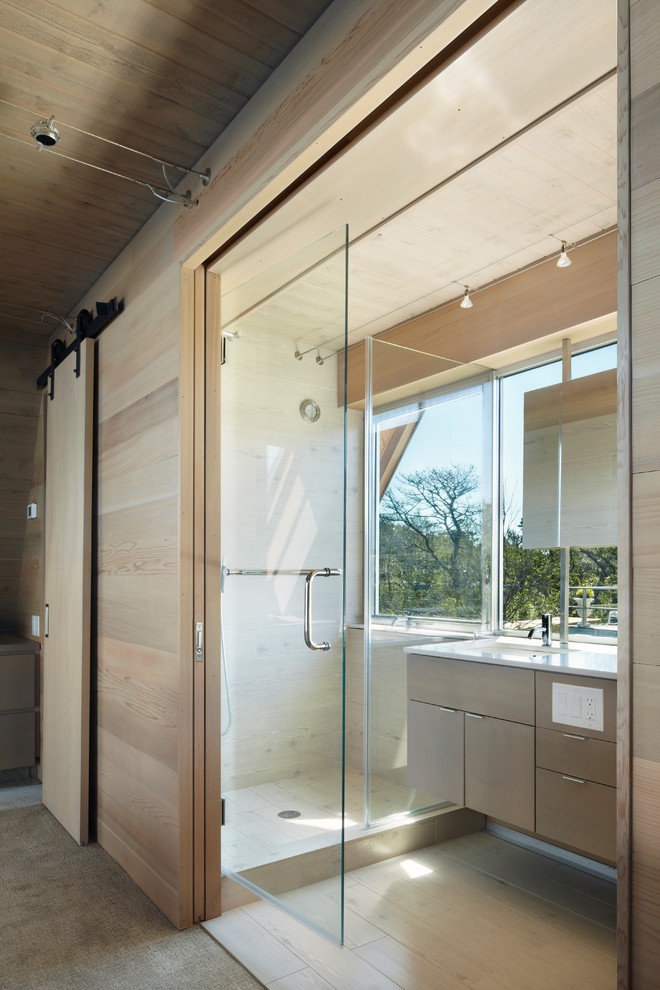 Idéer för små funkis en-suite badrum, med släta luckor, skåp i ljust trä, en dusch i en alkov, beige väggar, ett undermonterad handfat, ljust trägolv, bänkskiva i kvarts, beiget golv och dusch med gångjärnsdörr