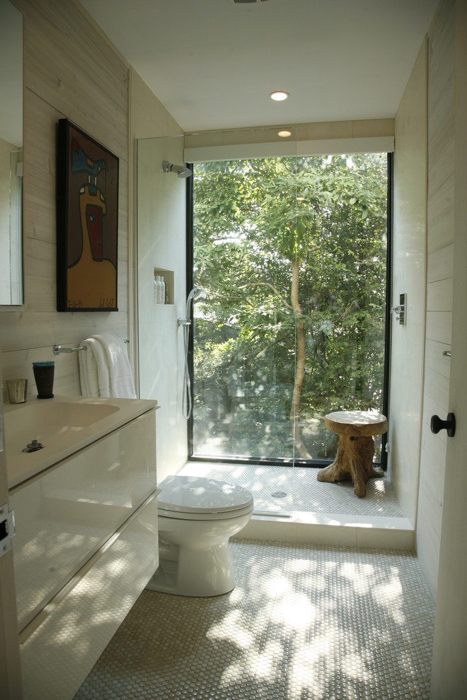 На фото: ванная комната в морском стиле с открытым душем и открытым душем