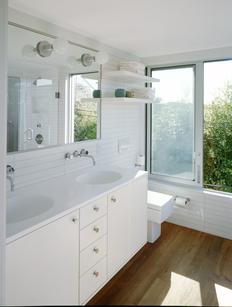 Стильный дизайн: большая главная ванная комната в морском стиле с монолитной раковиной - последний тренд