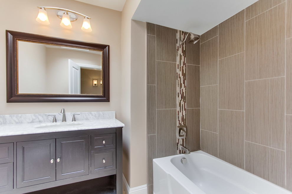 Exemple d'une douche en alcôve tendance en bois foncé avec un placard en trompe-l'oeil, un plan de toilette en granite, une baignoire en alcôve, des carreaux de céramique et un sol en travertin.