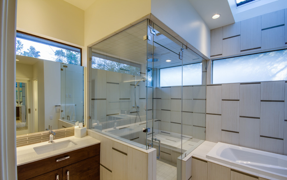 Esempio di una grande stanza da bagno padronale minimal con lavabo integrato, ante lisce, ante in legno scuro, vasca ad angolo, doccia ad angolo, piastrelle bianche e pareti gialle