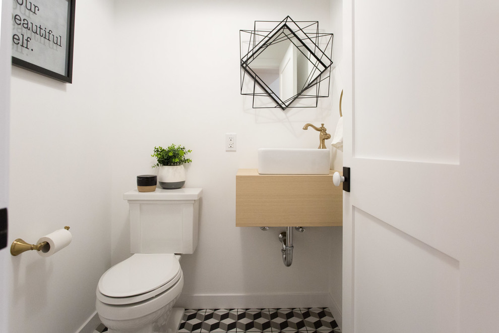 Diseño de cuarto de baño campestre con armarios estilo shaker, puertas de armario blancas, bañera empotrada, baldosas y/o azulejos blancos, paredes blancas y aseo y ducha