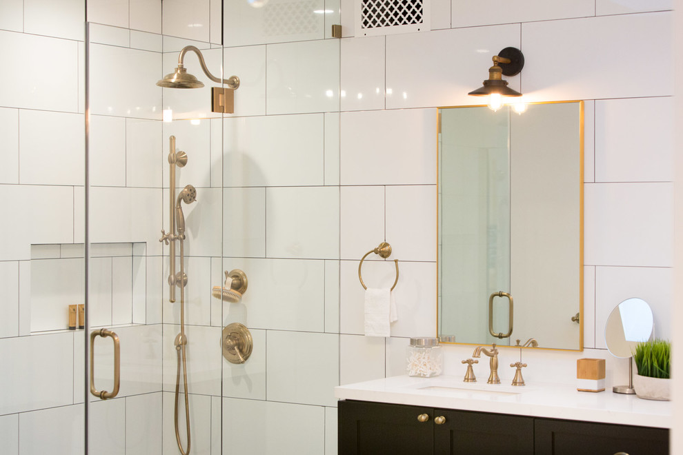 Imagen de cuarto de baño principal campestre con armarios estilo shaker, puertas de armario negras, bañera empotrada, baldosas y/o azulejos blancos y paredes blancas