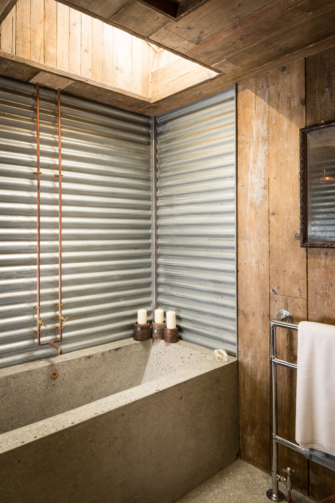Uriges Badezimmer En Suite mit Betonboden und Badewanne in Nische in Cornwall