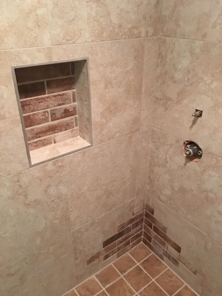 Foto di una stanza da bagno stile rurale di medie dimensioni con doccia aperta, piastrelle beige e piastrelle in gres porcellanato