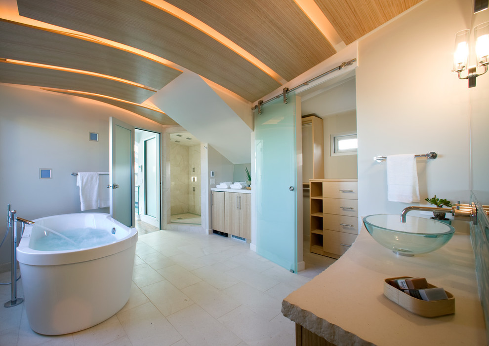 Idee per una stanza da bagno padronale contemporanea con lavabo a bacinella, ante lisce, ante in legno chiaro, vasca freestanding, doccia ad angolo, piastrelle beige e pareti bianche