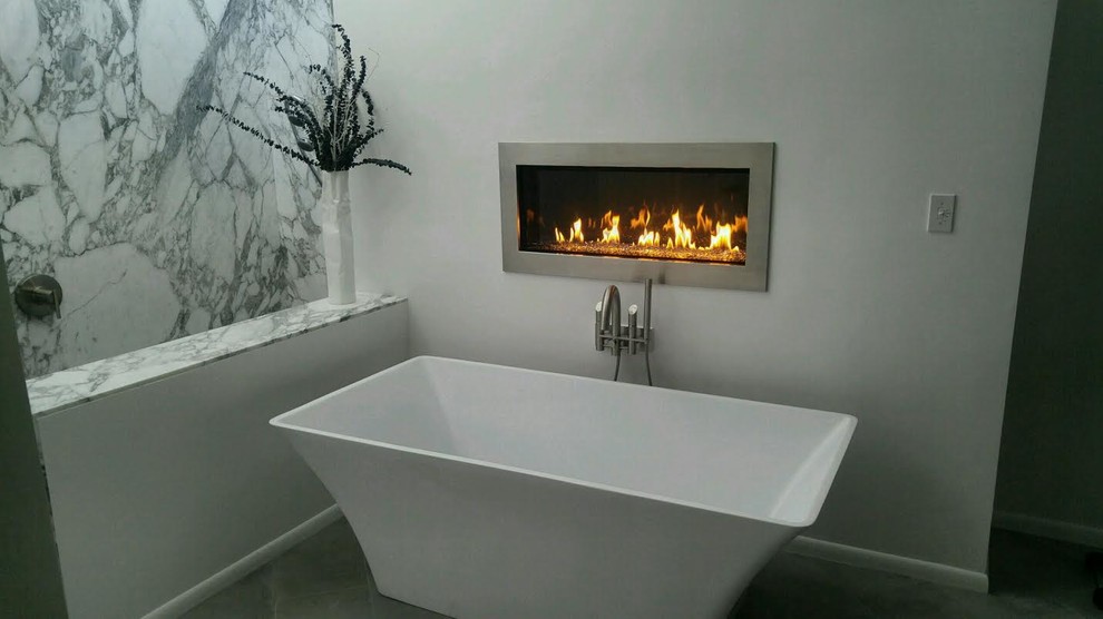Пример оригинального дизайна: главная ванная комната среднего размера в стиле модернизм с отдельно стоящей ванной, серой плиткой, белой плиткой, мраморной плиткой, серыми стенами, полом из керамической плитки, мраморной столешницей и серым полом