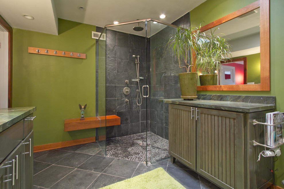 Imagen de cuarto de baño exótico con encimera de mármol y ducha esquinera