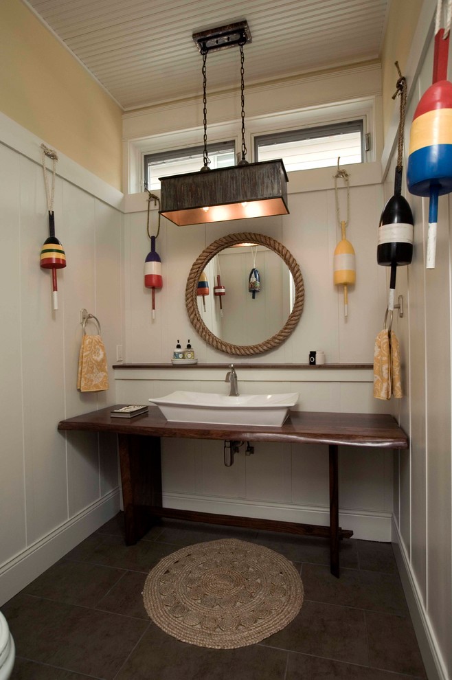Свежая идея для дизайна: ванная комната в морском стиле с настольной раковиной - отличное фото интерьера