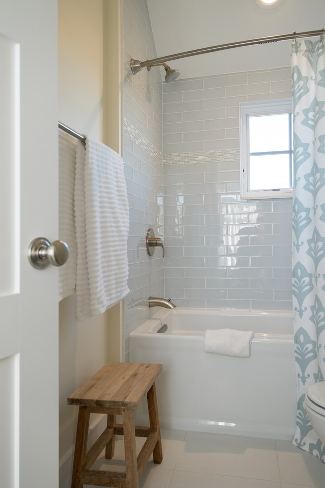 Mittelgroßes Maritimes Badezimmer mit hellbraunen Holzschränken, Duschbadewanne, Toilette mit Aufsatzspülkasten, Glasfliesen, weißer Wandfarbe und Keramikboden in Boston