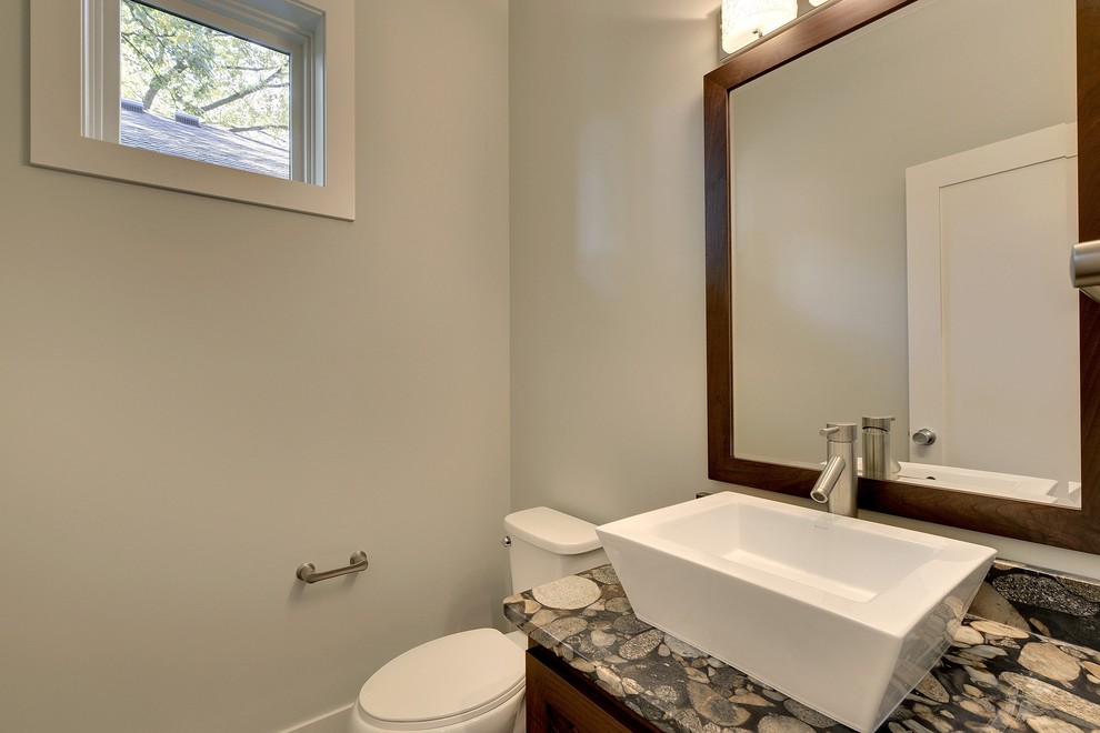 Aménagement d'une grande salle de bain classique en bois brun avec une vasque, WC à poser et un mur gris.
