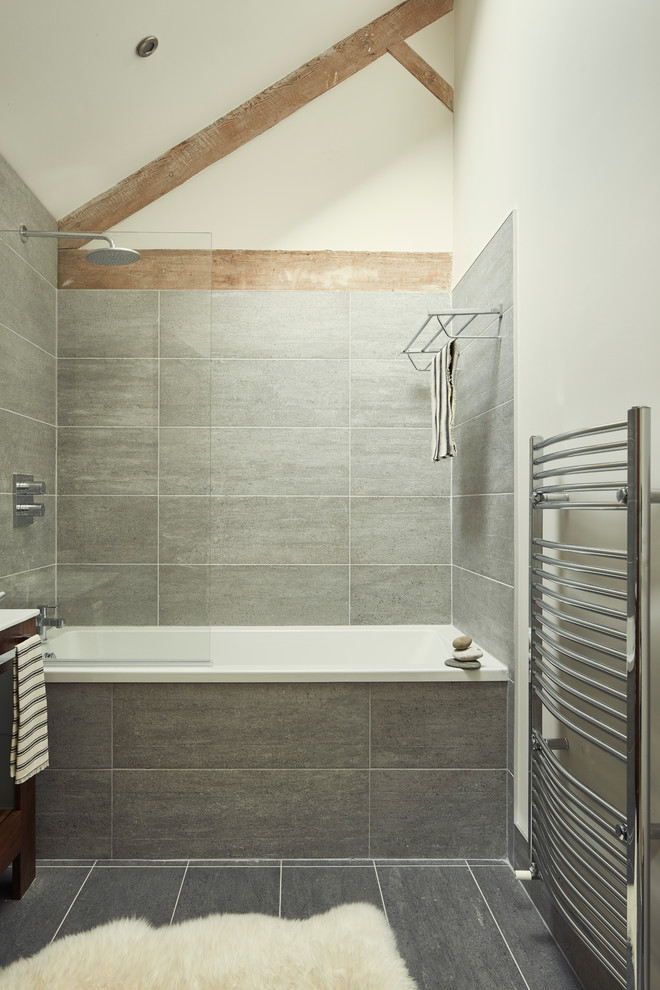 Idee per una stanza da bagno padronale industriale con vasca da incasso, doccia a filo pavimento, piastrelle grigie, pareti bianche, pavimento grigio e porta doccia a battente