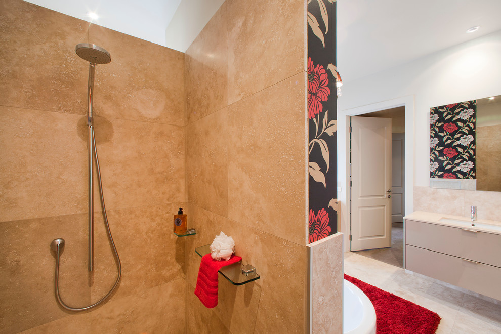 Esempio di una grande stanza da bagno padronale moderna con lavabo sottopiano, consolle stile comò, doccia aperta, WC a due pezzi, piastrelle beige, piastrelle in pietra e pavimento in travertino