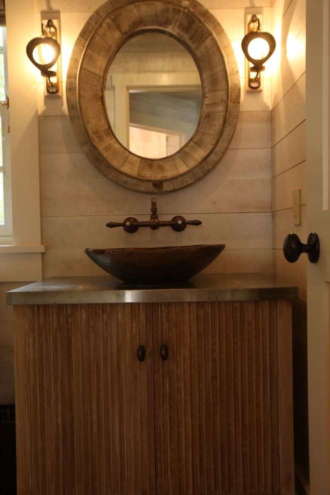 На фото: главная ванная комната среднего размера в стиле рустика с белыми фасадами, белыми стенами, настольной раковиной и столешницей из дерева с