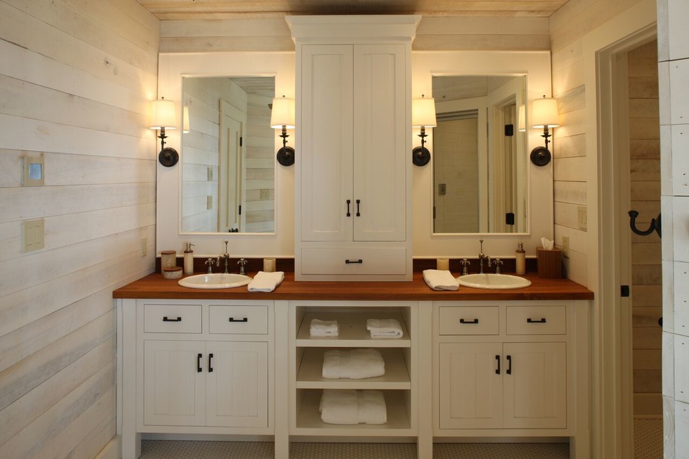 Идея дизайна: главная ванная комната среднего размера в стиле рустика с белыми фасадами, белыми стенами, накладной раковиной, столешницей из дерева, фасадами в стиле шейкер, белой плиткой, керамогранитной плиткой и полом из керамогранита