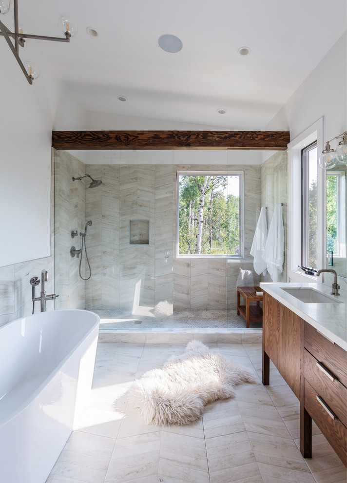 Idéer för rustika vitt badrum, med släta luckor, skåp i mörkt trä, ett fristående badkar, en dusch i en alkov, beige kakel, vita väggar, ett undermonterad handfat, beiget golv och med dusch som är öppen