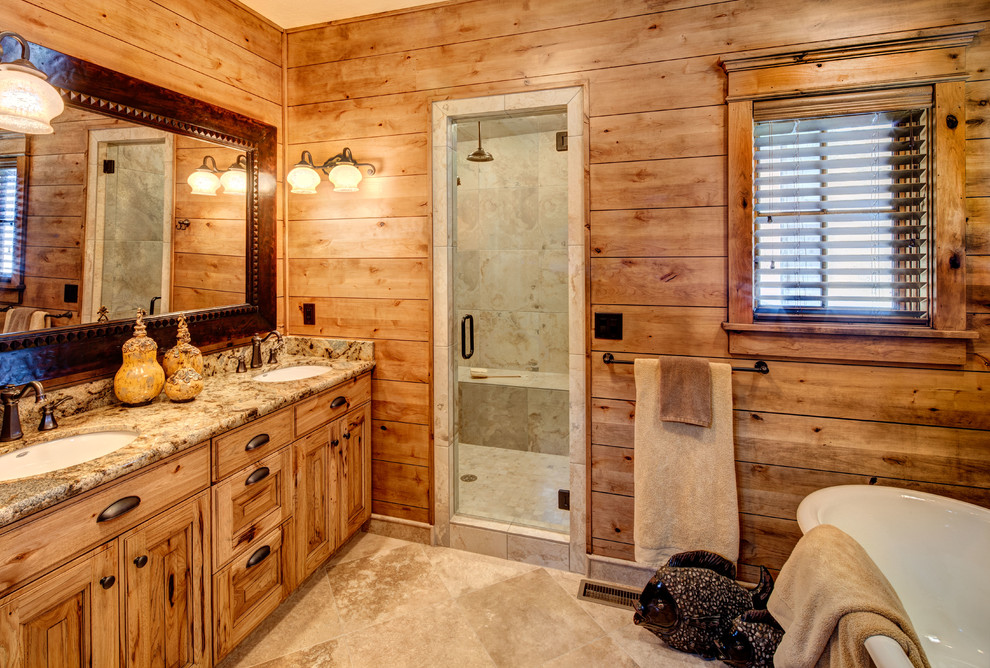 На фото: ванная комната в классическом стиле с столешницей из гранита и врезной раковиной