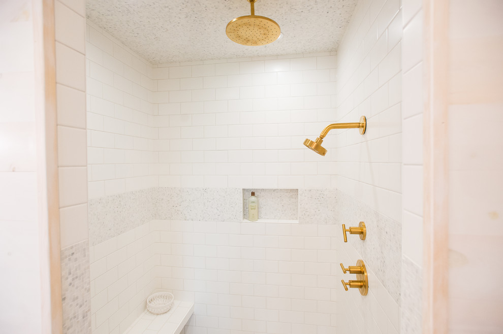 Esempio di una stanza da bagno padronale stile marino di medie dimensioni con ante in stile shaker, ante bianche, top in quarzo composito, doccia aperta, piastrelle bianche, piastrelle diamantate e pavimento con piastrelle in ceramica