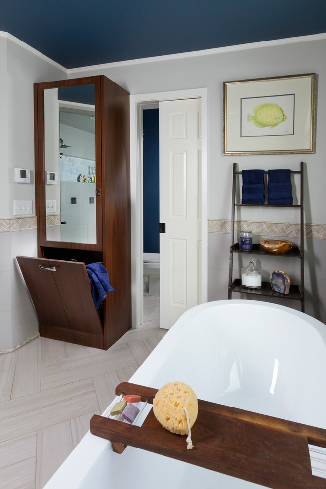 Réalisation d'une salle de bain design en bois brun avec un lavabo encastré, un placard à porte plane, un plan de toilette en onyx, une baignoire indépendante, une douche double, WC à poser, un carrelage gris, des carreaux de porcelaine, un mur gris et un sol en carrelage de porcelaine.
