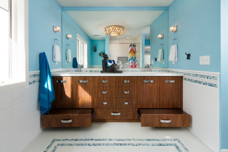 ミネアポリスにある高級な中くらいなコンテンポラリースタイルのおしゃれな子供用バスルーム (アンダーカウンター洗面器、フラットパネル扉のキャビネット、中間色木目調キャビネット、クオーツストーンの洗面台、アルコーブ型浴槽、アルコーブ型シャワー、一体型トイレ	、白いタイル、セラミックタイル、青い壁、セラミックタイルの床) の写真