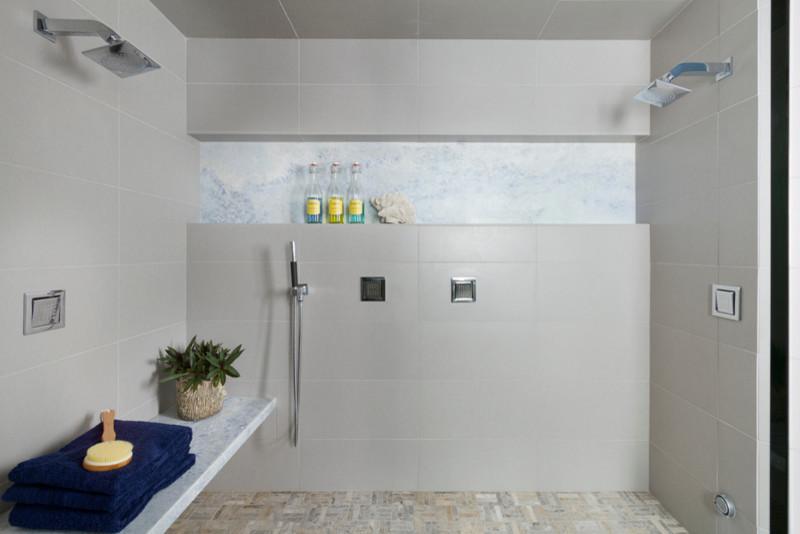Idées déco pour une salle de bain principale contemporaine en bois brun avec un lavabo encastré, un placard à porte plane, une baignoire indépendante, une douche double, WC à poser, un carrelage gris, des carreaux de porcelaine, un mur gris et un sol en carrelage de porcelaine.