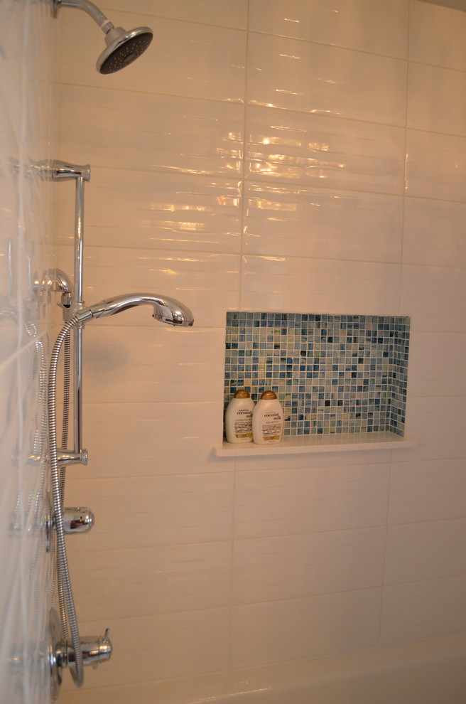 Modern inredning av ett mellanstort badrum för barn, med ett undermonterad handfat, släta luckor, skåp i mellenmörkt trä, bänkskiva i kvarts, ett badkar i en alkov, en dusch i en alkov, en toalettstol med hel cisternkåpa, vit kakel, keramikplattor, blå väggar och klinkergolv i keramik