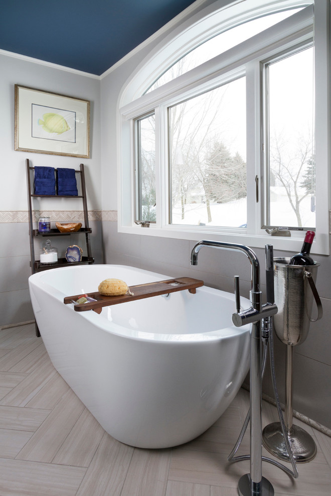 Exempel på ett modernt en-suite badrum, med ett undermonterad handfat, släta luckor, skåp i mellenmörkt trä, bänkskiva i onyx, ett fristående badkar, en dubbeldusch, en toalettstol med hel cisternkåpa, grå kakel, porslinskakel, grå väggar och klinkergolv i keramik