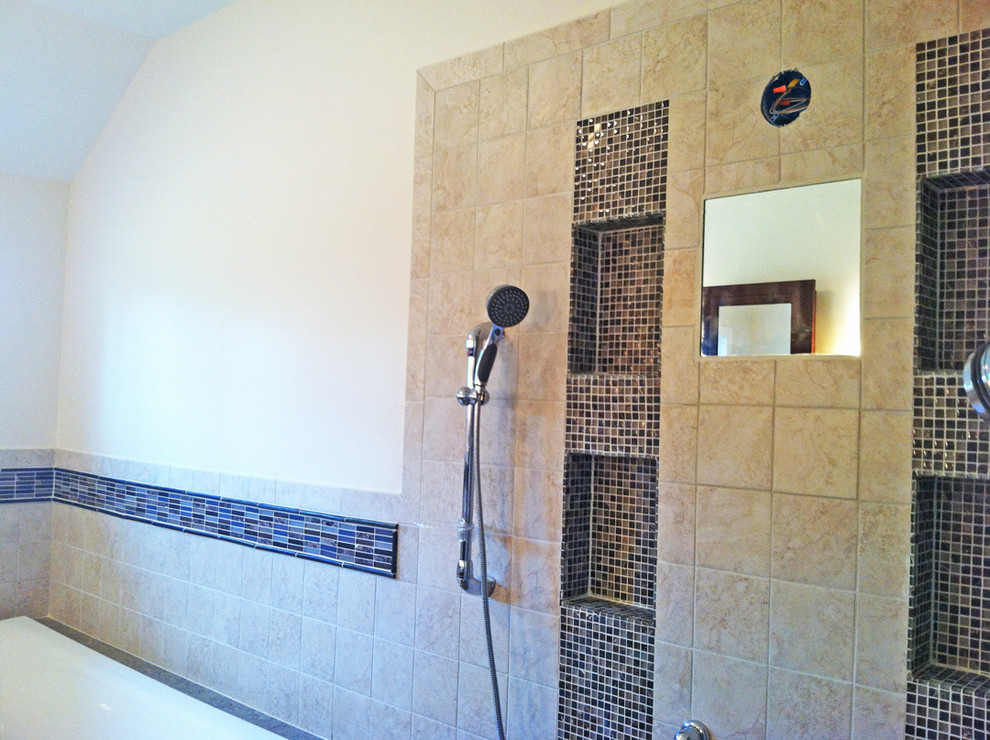 Exemple d'une grande salle de bain principale chic en bois foncé avec un placard avec porte à panneau encastré, un plan de toilette en granite, une baignoire posée, une douche ouverte, un carrelage beige, un carrelage de pierre, un mur beige et un sol en travertin.