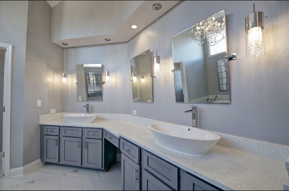 Inspiration pour une grande salle de bain principale traditionnelle avec un placard à porte shaker, des portes de placard grises, une baignoire posée, une douche d'angle, un carrelage gris, un carrelage blanc, des carreaux de céramique, un mur gris, un sol en marbre, une vasque et un plan de toilette en granite.