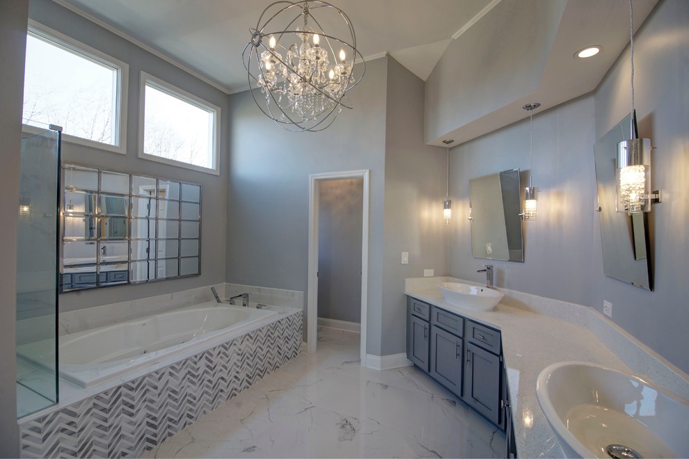 Aménagement d'une grande salle de bain principale classique avec un placard à porte shaker, des portes de placard grises, une baignoire posée, une douche d'angle, un carrelage gris, un carrelage blanc, des carreaux de céramique, un mur gris, un sol en marbre, un plan de toilette en granite et une vasque.