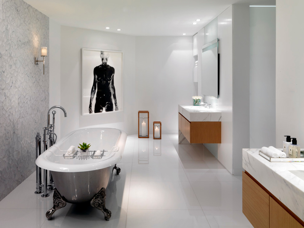 Exempel på ett modernt badrum, med släta luckor, skåp i mellenmörkt trä, ett badkar med tassar, vit kakel och vita väggar
