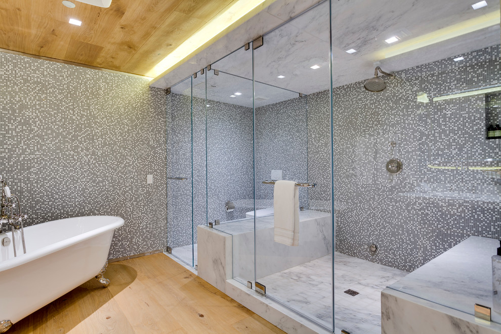 Idéer för funkis badrum, med ett badkar med tassar, en dusch i en alkov, flerfärgad kakel, mosaik och mellanmörkt trägolv