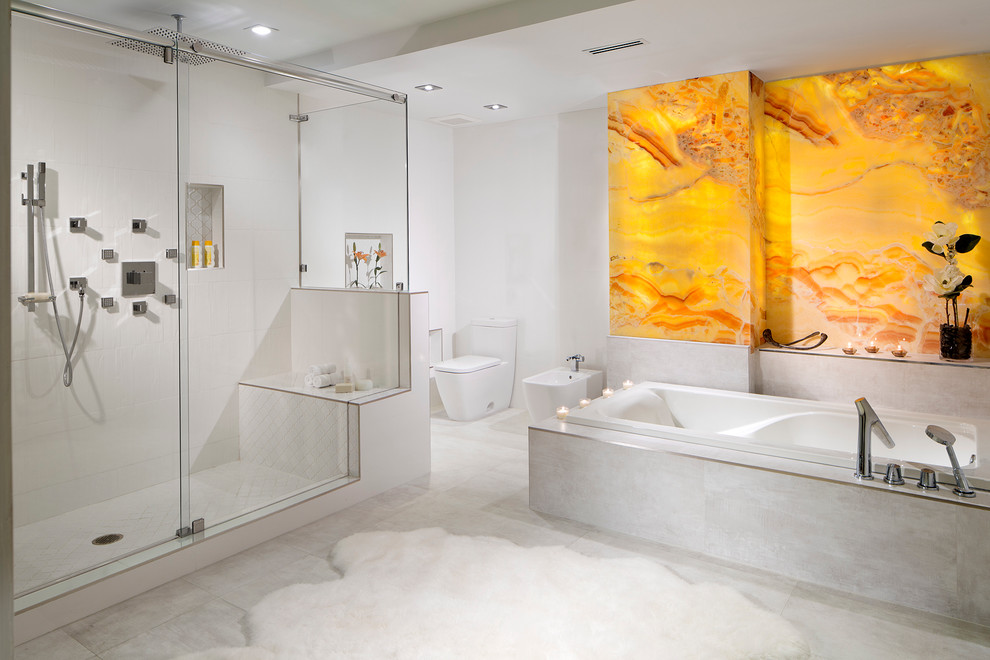 Diseño de cuarto de baño contemporáneo con bañera encastrada, ducha esquinera, bidé, baldosas y/o azulejos blancos, baldosas y/o azulejos de cemento y paredes blancas