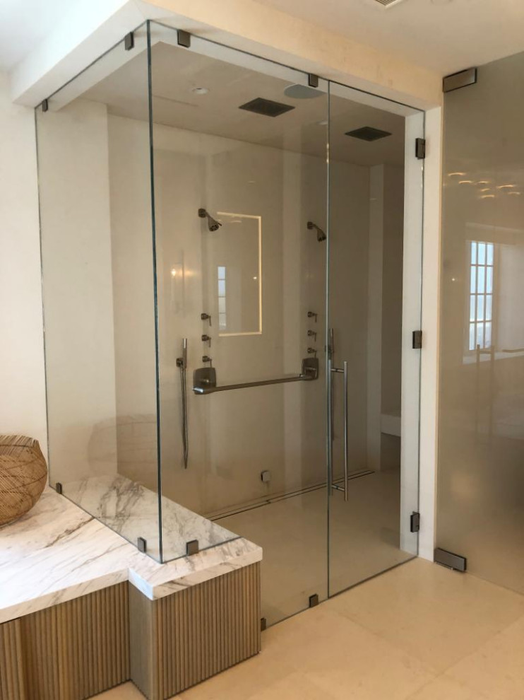 Ispirazione per un'ampia stanza da bagno padronale design con porta doccia a battente