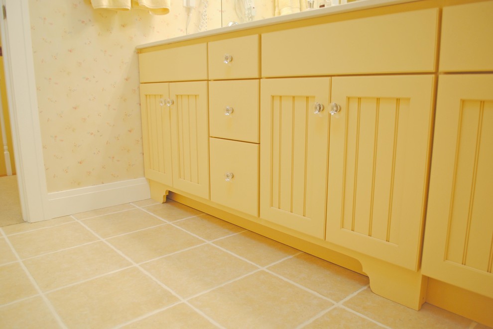 Inspiration för stora maritima badrum, med luckor med profilerade fronter, gula skåp, bänkskiva i akrylsten, beige kakel, porslinskakel, gula väggar och klinkergolv i porslin