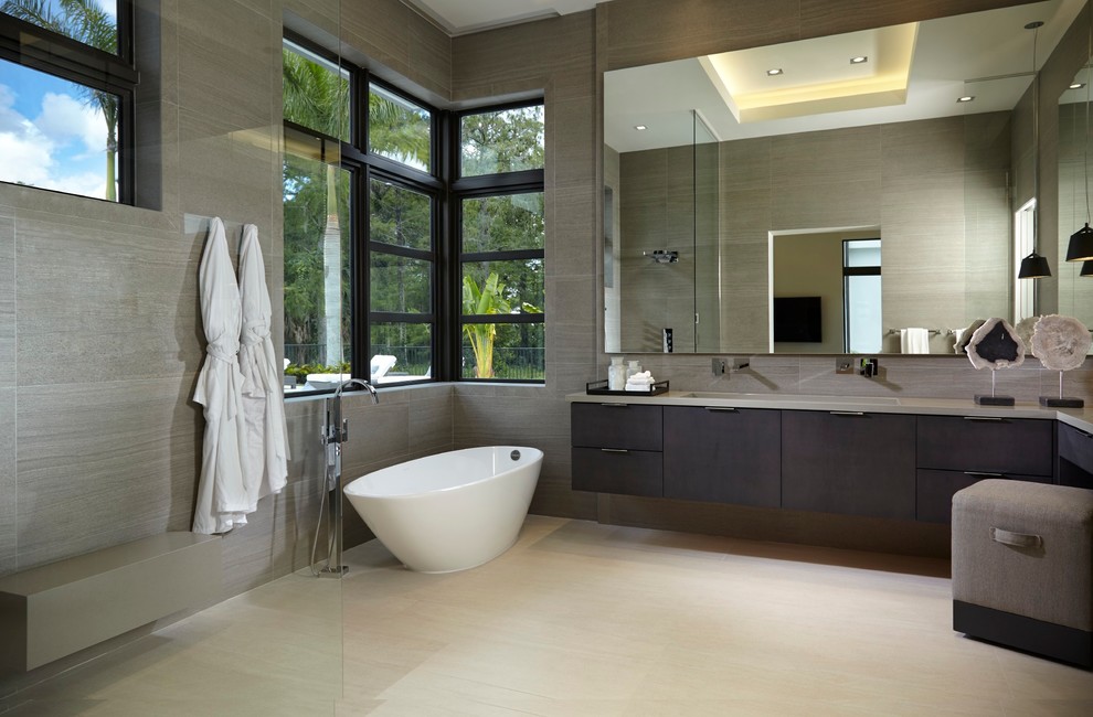Foto di una stanza da bagno padronale contemporanea con ante lisce, ante in legno bruno, vasca freestanding e lavabo rettangolare