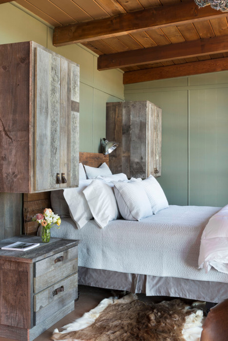 Foto di una piccola camera da letto rustica con pareti grigie e pavimento in legno massello medio