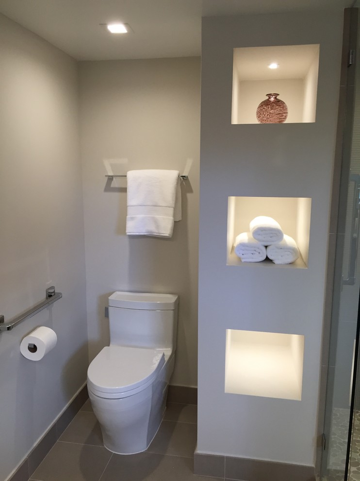 Idées déco pour un WC et toilettes contemporain en bois foncé de taille moyenne avec un lavabo encastré, un placard à porte plane, un plan de toilette en granite, WC à poser, un carrelage marron, des carreaux de porcelaine et un mur blanc.