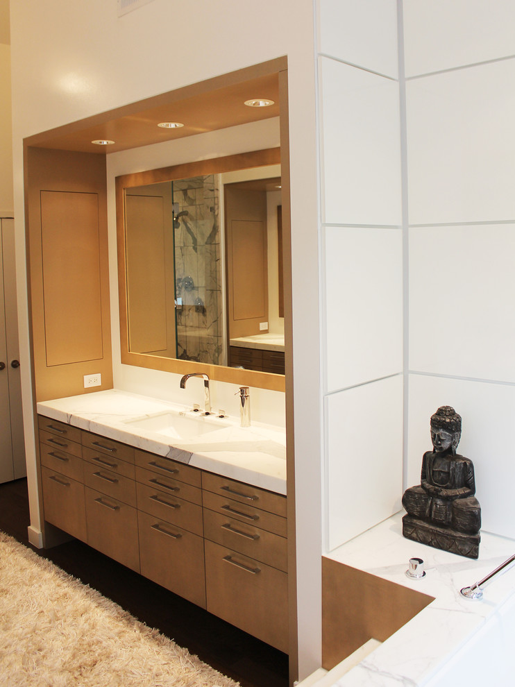 Foto på ett stort funkis en-suite badrum, med släta luckor, skåp i ljust trä, marmorbänkskiva, ett platsbyggt badkar, en dusch i en alkov, grå kakel, porslinskakel, vita väggar och mörkt trägolv