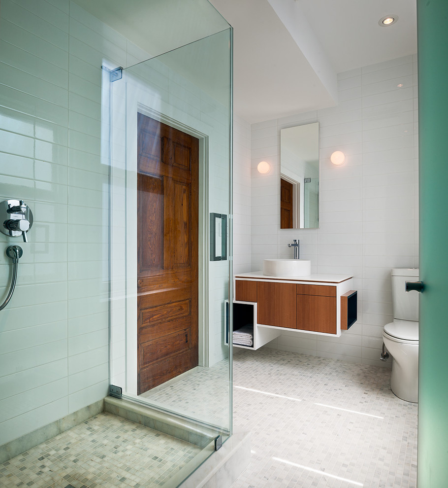 Пример оригинального дизайна: ванная комната в современном стиле с плиткой мозаикой и настольной раковиной