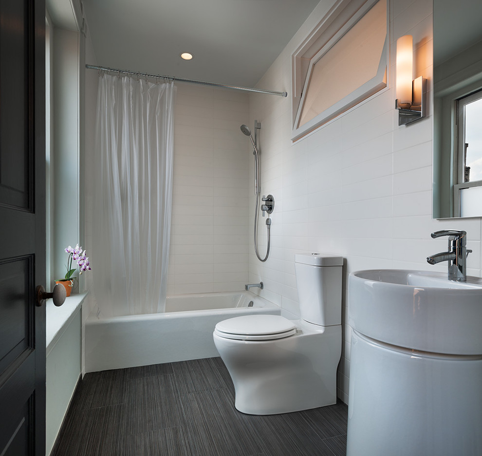 Стильный дизайн: ванная комната в современном стиле с раковиной с пьедесталом и шторкой для ванной - последний тренд