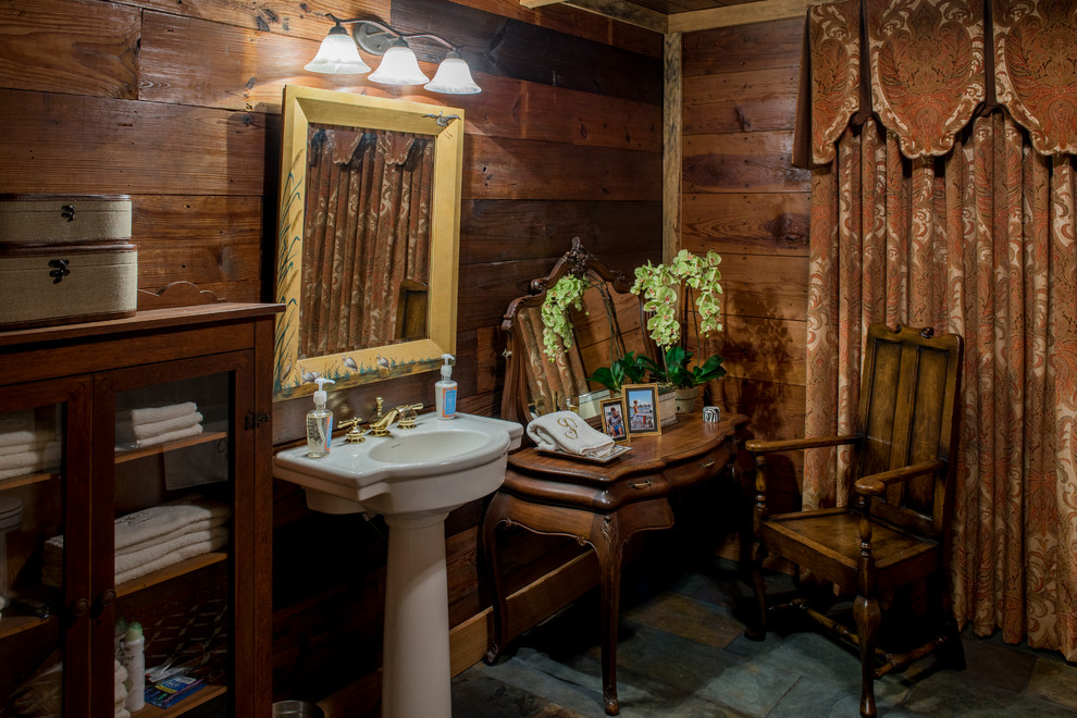 Идея дизайна: маленькая ванная комната в стиле кантри с полом из сланца, душевой кабиной, раковиной с пьедесталом, ванной на ножках, стеклянными фасадами и фасадами цвета дерева среднего тона для на участке и в саду