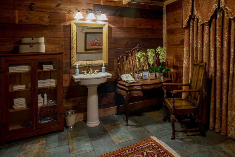 ニューオリンズにある高級な小さなカントリー風のおしゃれなバスルーム (浴槽なし) (猫足バスタブ、スレートの床、ペデスタルシンク、シャワー付き浴槽	、磁器タイル、グレーの壁) の写真