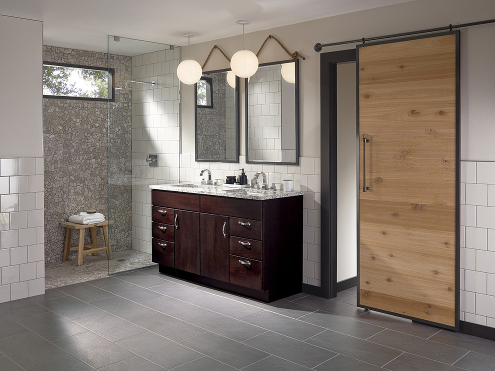 Industrial Badezimmer mit flächenbündigen Schrankfronten, dunklen Holzschränken und Granit-Waschbecken/Waschtisch in Detroit