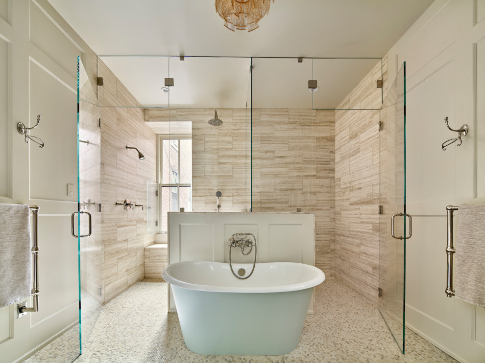 Источник вдохновения для домашнего уюта: ванная комната в стиле неоклассика (современная классика) с отдельно стоящей ванной, бежевой плиткой, белыми стенами, полом из мозаичной плитки, бежевым полом и панелями на части стены