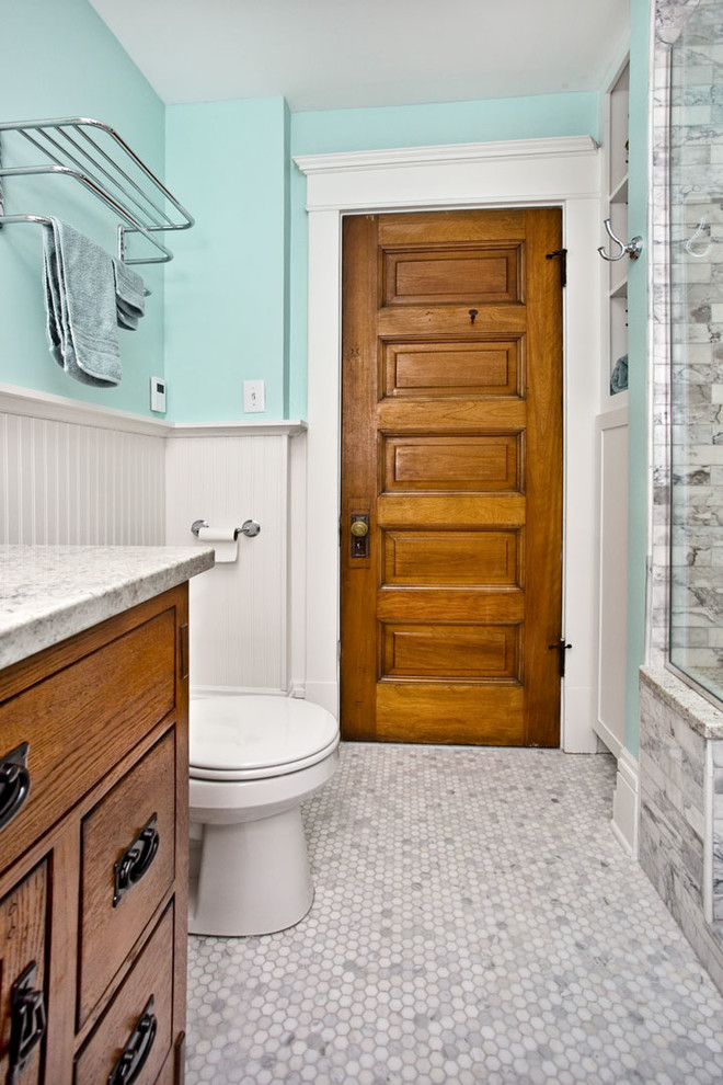 Cette photo montre une petite salle de bain chic en bois brun avec un mur vert, un sol en carrelage de céramique, une cabine de douche à porte battante, un sol multicolore, un placard à porte plane, une baignoire d'angle, WC à poser, un carrelage multicolore, mosaïque, un lavabo encastré et un plan de toilette en granite.